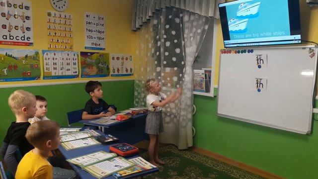 Поём и учимся. Песенка "These - those". смотреть онлайн