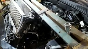 SsangYong Kyron CR откручиваем болт шкива коленвала Советским ударным электрическим гайковёртом.