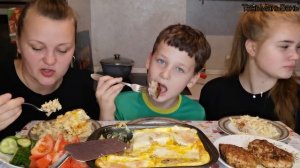 Мукбанг Минтай и Пикша под омлетом с моцареллой, на морковно-луковой подушке/Почему у Марии кольцо?