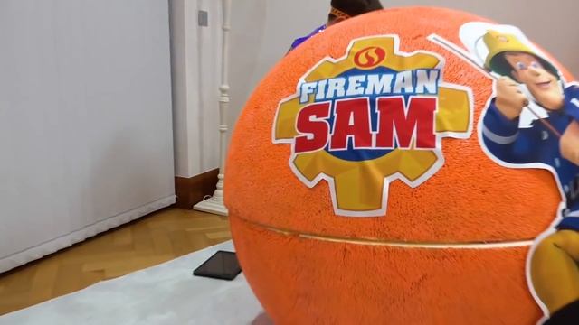Катя и Макс играют в мультяшных героев