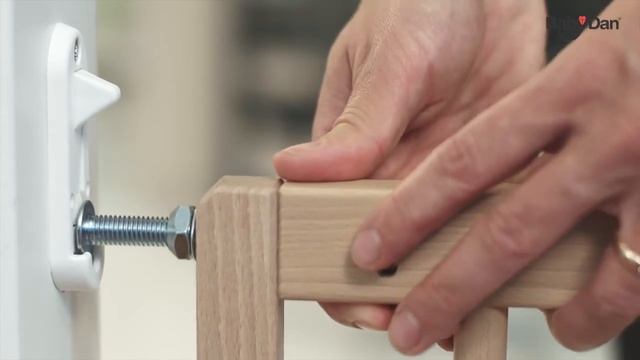 No trip Wood Safety gate from Baby Dan смотреть онлайн