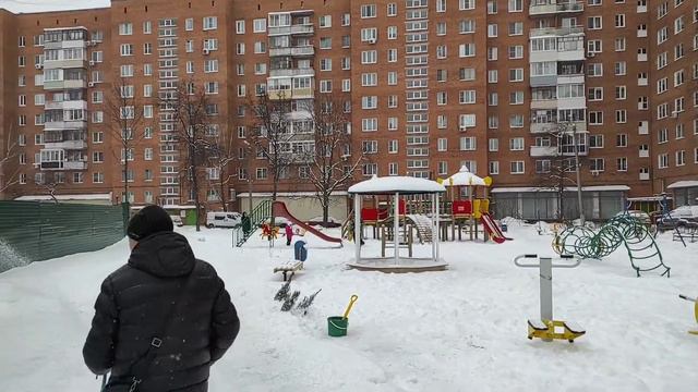 каток в Туле - заливка катка во дворе дома