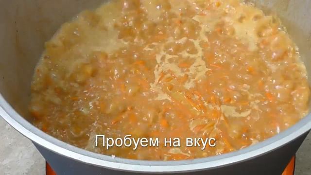 Огромный чан плова на костре. Как правильно готовить плов?