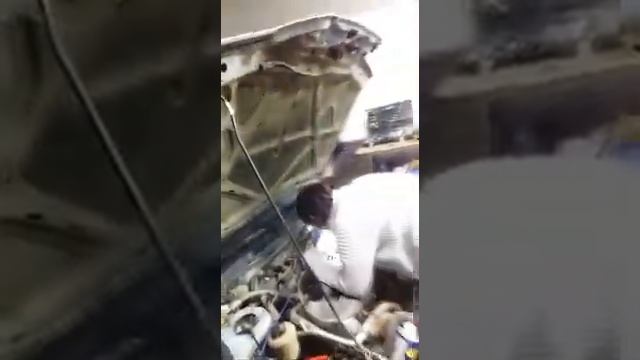 ГБО! Девушка под капотом!Шок! Замена вакуумных шлангов на газовые форсунки! смотреть онлайн