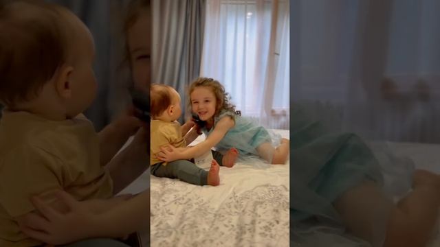 А Ваши дети тоже одну минуту играют вместе, а другую уже отбирают игрушки друг у друга ? смотреть онлайн