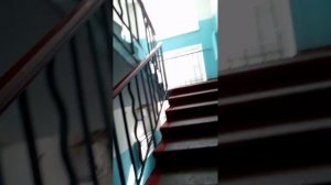 стучать в дверь и убегать