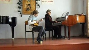 девочка играет на домре