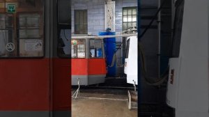 Мойка трамвая в механической мойке АВИК TW/BW-01. Мойка передней части вагона с реверсом щетки.