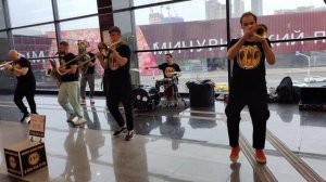 Brevis Brass Band - отжигают в метро Москвы на духовых инструментах для восторженных зрителей #metr
