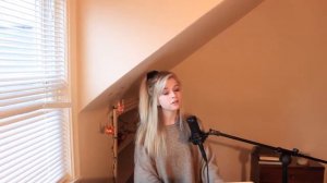 Девочка-блондинка поет от бога