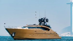 Матрос и золотая яхта Palmer Johnson AK Royalty | Romeo Publishing