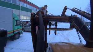 Работал вилами и проткнул радиатор чужому погрузчику. Экскаватор-погрузчик CAT432D