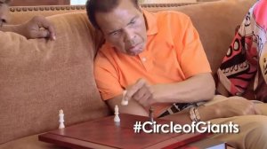 Майк Тайсон играет шахматы с Али.