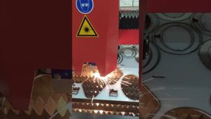 Лазерная резка нержавеющей стали 3мм  aisi 304 в пленке.
