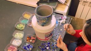 Декорируем цветочный горшок стеклянной мозаикой! Небольшой мастер-класс!