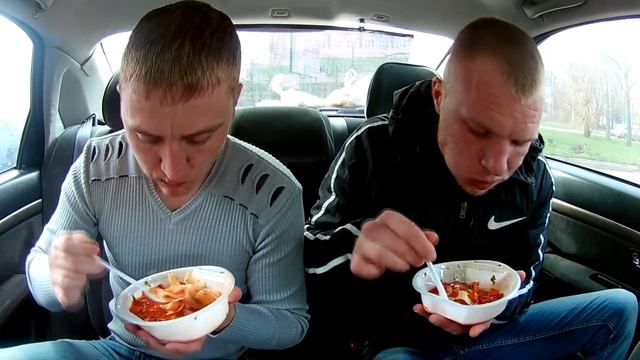 ВПЕРВЫЕ ПРОБУЕМ ЛАГМАН ВИЛКОЙ НА СКОРОСТЬ В КРУТОЙ ТАЧКЕ смотреть онлайн