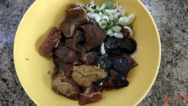 Говядина с черносливом в горшочках
