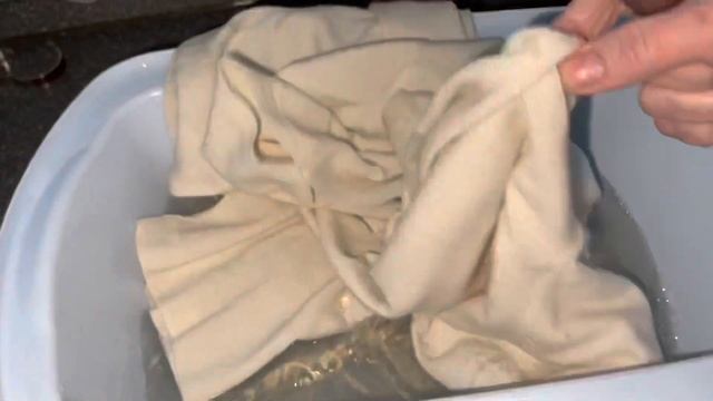 БЕЛАЯ ВОДОЛАЗКА ИЗ ШЕРСТИ ОКРАСИЛАСЬ ОТ ЧЕРНОЙ ДУБЛЕНКИ смотреть онлайн