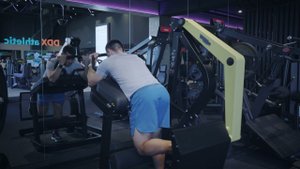 Разгибание бедра стоя в тренажере