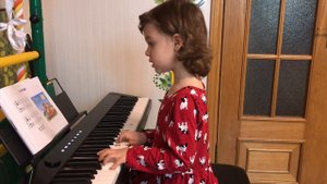 До-ре-ми. Сборник И.Корольковой «Крохе - музыканту»/ 2 часть/ Играет Маша 3 года 11 месяцев