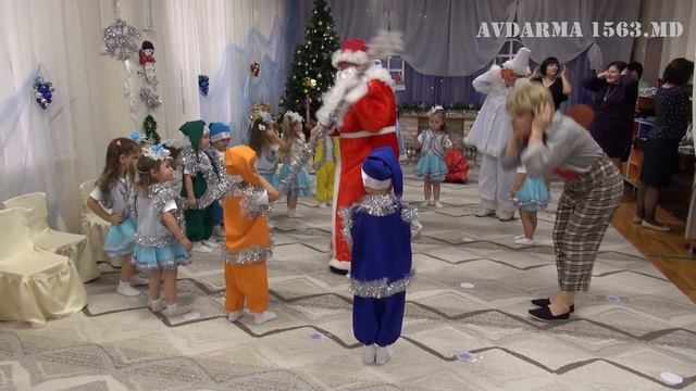 Дед Мороз и Снегурочка поздравили самых маленьких воспитанников детского сада «Ивушка» смотреть онлайн