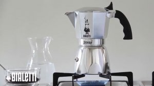 Приготовление кофе в гейзерной кофеварке Bialetti Brikka