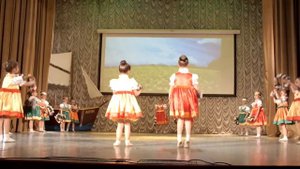 Хоровод с веночками . (Танец девочек другой группы)