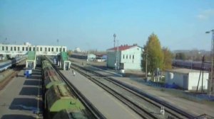 Грузовой поезд проезжает через вокзал ст. Киров