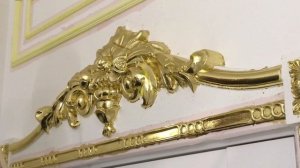 Украшение на дверном наличнике. Картуш, сандрик, капитель