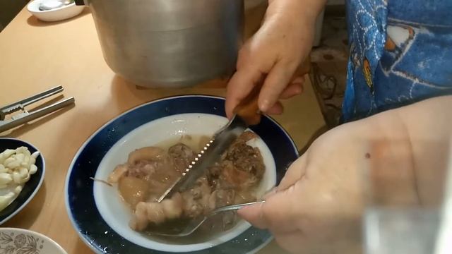 Правильная "разделка" холодца с прозрачным бульоном смотреть онлайн