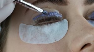 Процесс окрашивания ресниц во время процедуры ламинирования