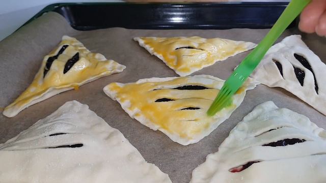 СЛОЙКИ с вишней [Выпечка из слоеного теста] Быстрый десерт! смотреть онлайн