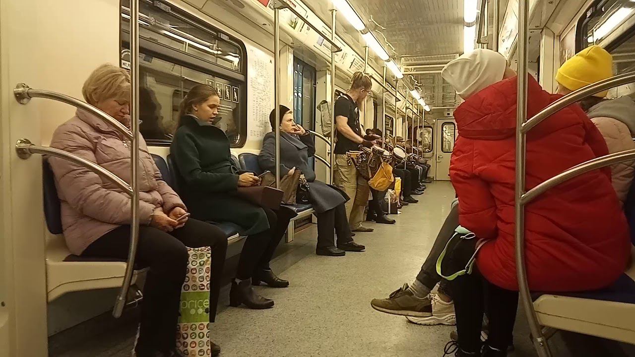 Уличный музыкант в Московском метро на станции Владыкино