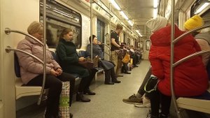 Уличный музыкант в Московском метро на станции Владыкино
