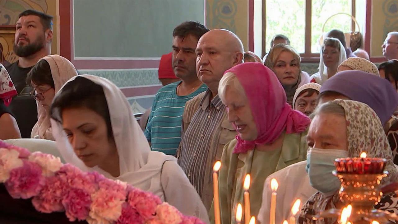 В Медовый Спас верующие благодарят Бога за новый урожай и освящают мед в церкви