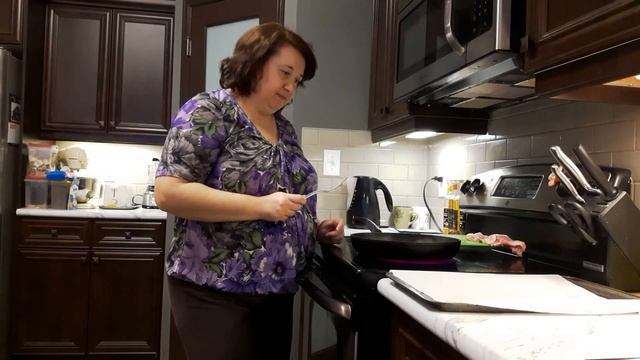 ?ОБАЛДЕННЫЕ КУРИНЫЕ БЕДРЫШКИ ПОД ТОМАТНЫМ СОУСОМ С СЫРОМ?
