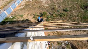 Монтаж гидроизоляции, обрешётки под ОСБ и передних, задних свесов двухскатной крыши дома!