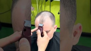 Баланс сверху редких с височными густыми висками. Короткая мужская стрижка в 2 насадки 3 и 4,5 мм.