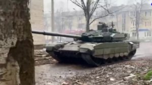 Танковый экипаж Т-90М "Прорыв"поддерживает наступление штурмовиков в Бахмуте.