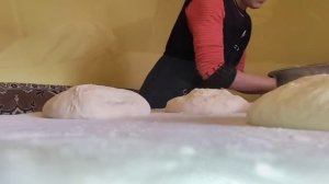 Ana Ailə üçün Sobada Çörək Bişirdi