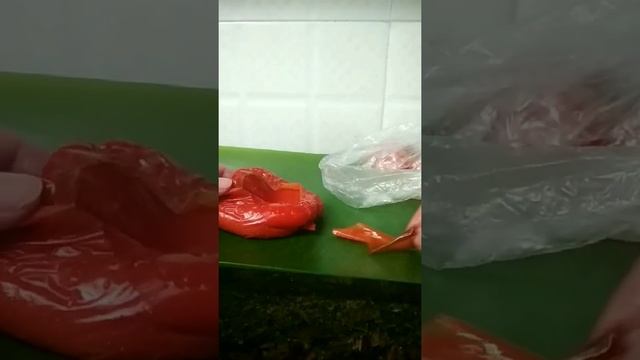Показываю хитрый трюк, как снять кожу с болгарского перца
