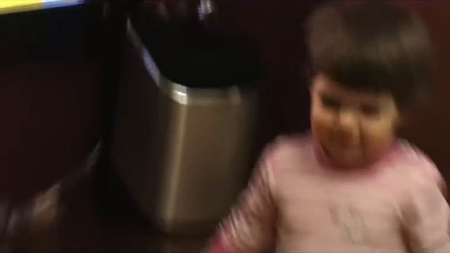 Первая в жизни игра дочки с шариком дома! 26.12.2011г. 12-53..avi смотреть онлайн