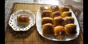 Булочки из слоеного теста с сыром и колбасой.