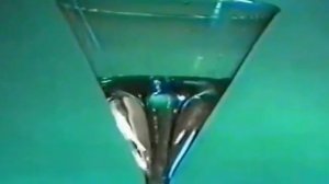 Физический эксперимент. Воронка в воде.