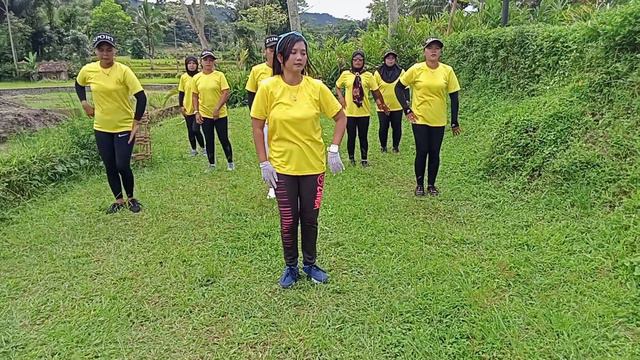 Senam aerobic... CAMELIA... Group SANTUY... Lokasi RAWA BEBER смотреть онлайн