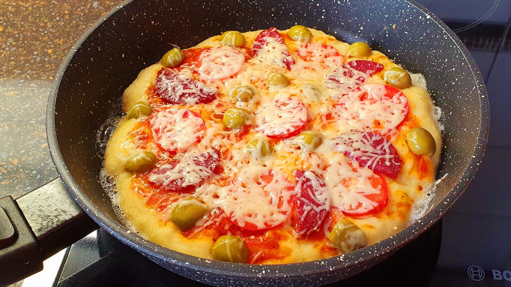 пицца из кабачков на сковороде с колбасой и сыром и помидорами на сковороде рецепт фото 93