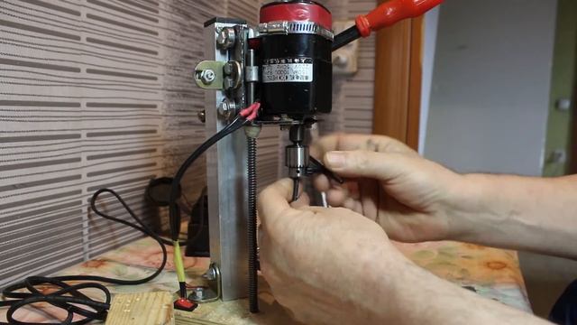 Мини сверлильный станок для радиолюбителя. смотреть онлайн