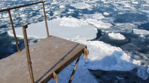 Замерзшее Черное море, движение льдин, Ребзик скалы во льду и в снегу
