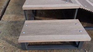 Пандус из ДПК к дому на металлическом каркасе