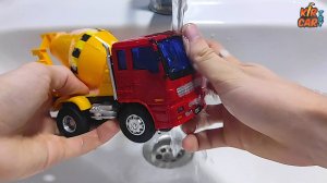 Мою машинки игрушки бетономешалки под водой. Кир Кар Тойс